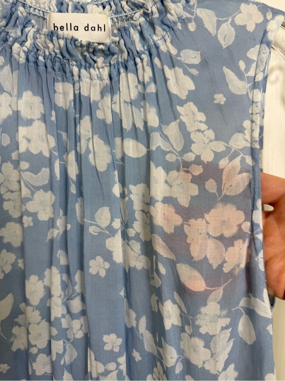 Revolve Bella Dahl Smocked Floral Sleeveless Blouse Size XS Blue White - Picture 5 of 7